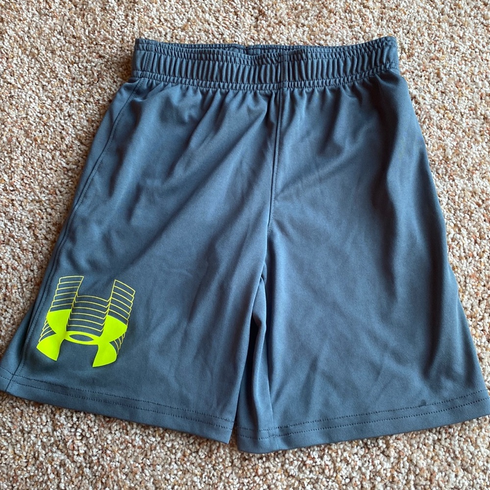 Under Armour size 6 boys shorts